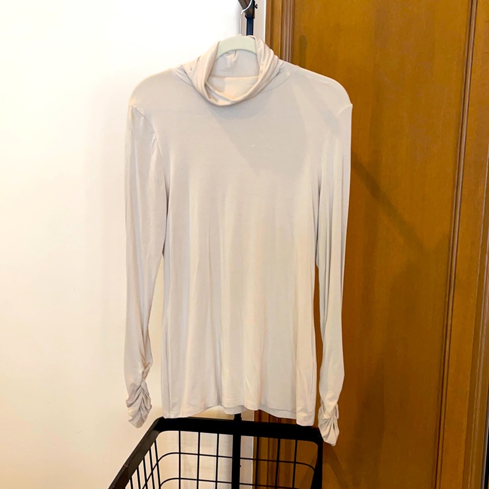 Turtleneck with shirted sleeves